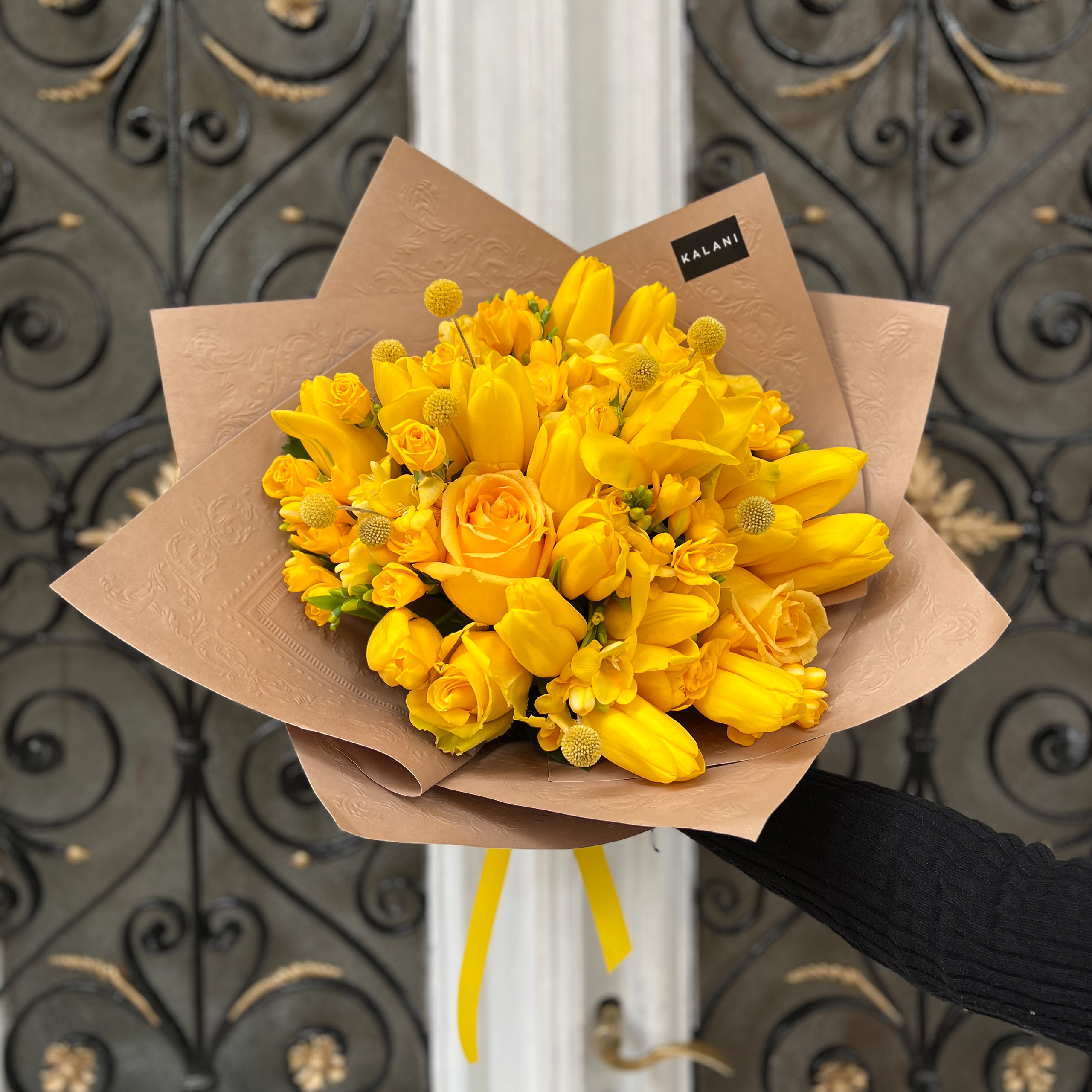 buchet floral martie 2023 cu flori galbene constance primavara