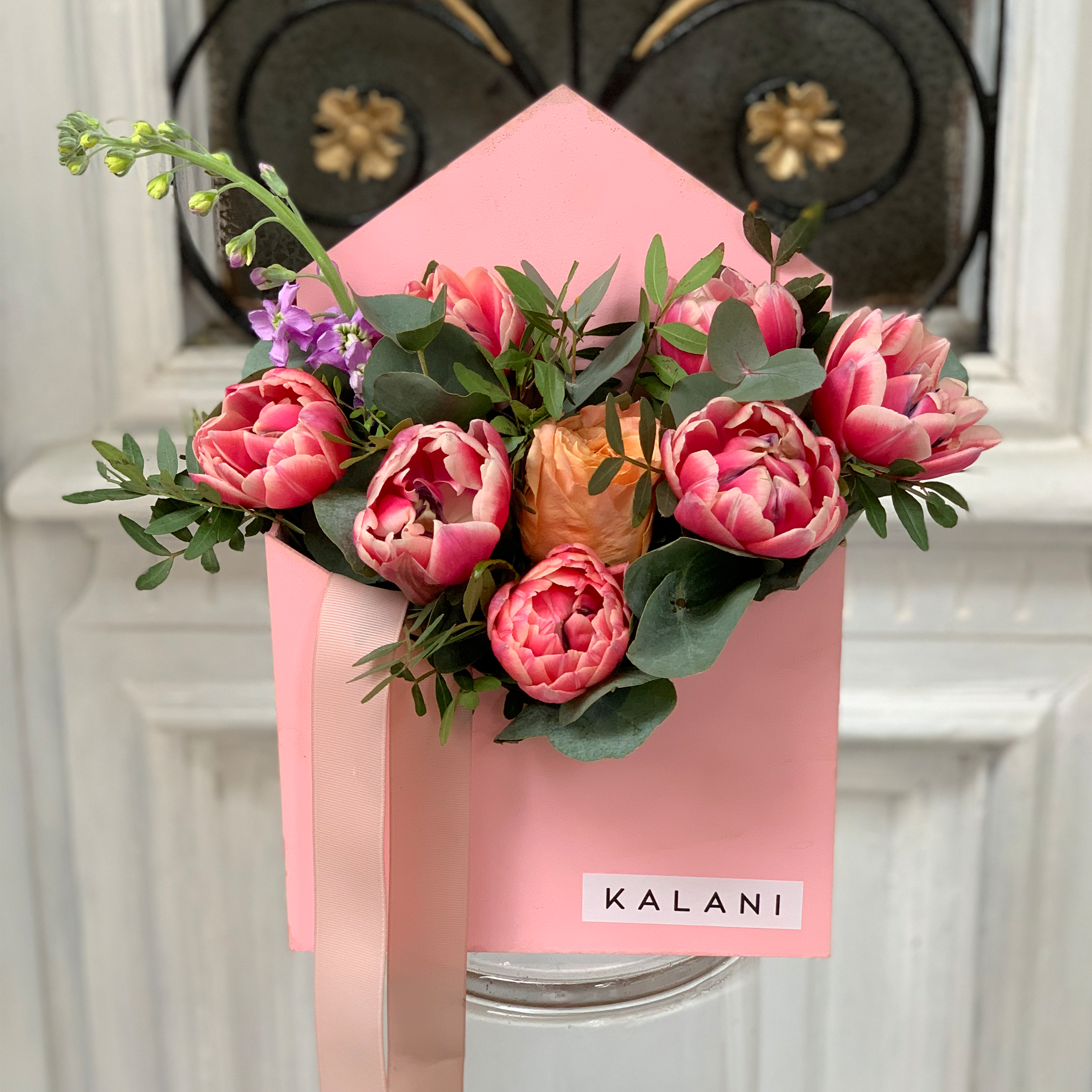 aranjament floral 8 martie - letter to you lalele roz duble